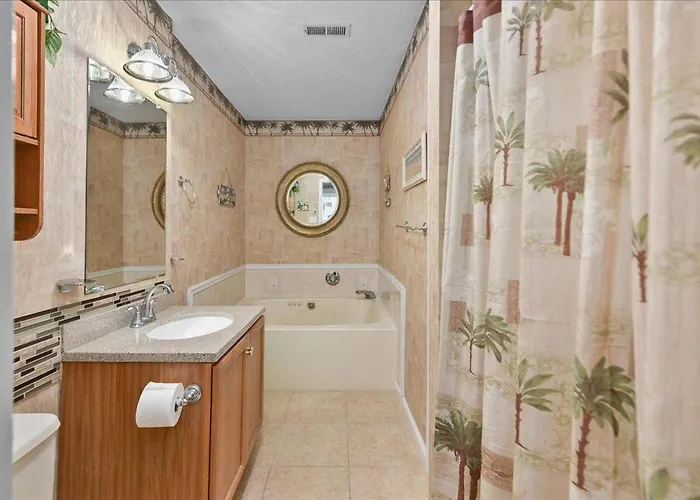 Holiday home Great 2 Bedroom In Tiffanie By The Sea With Outdoor Pool!